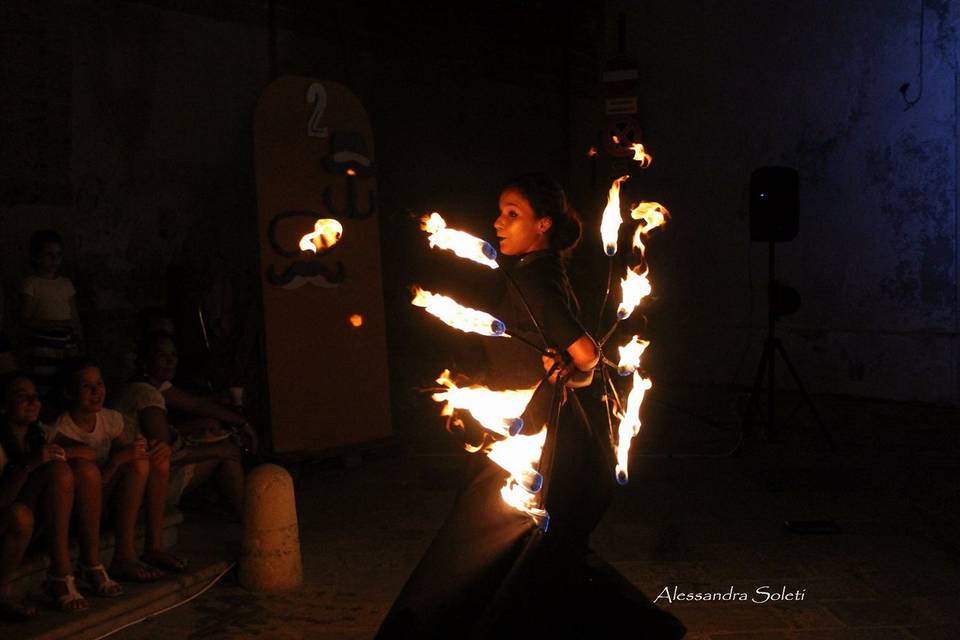 Fatma Performer- Statua vivente e Danza con il fuoco