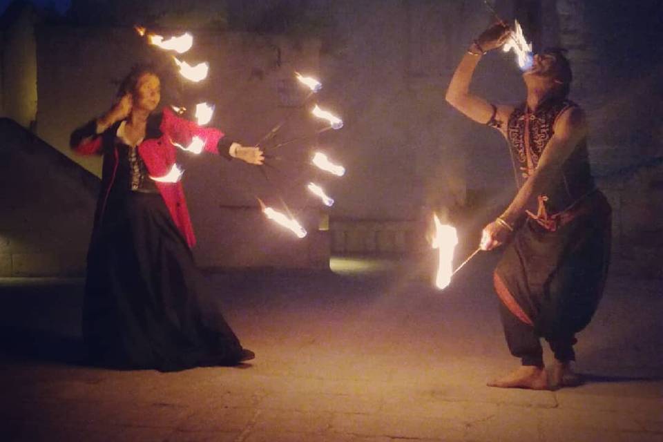Fatma Performer- Statua vivente e Danza con il fuoco