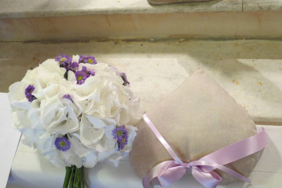 Bouquet con hydrangea bianca