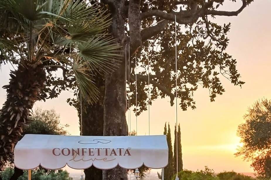 Dolce magia di confetti al tra