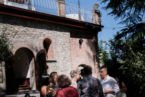 Durante il buffet in giardino