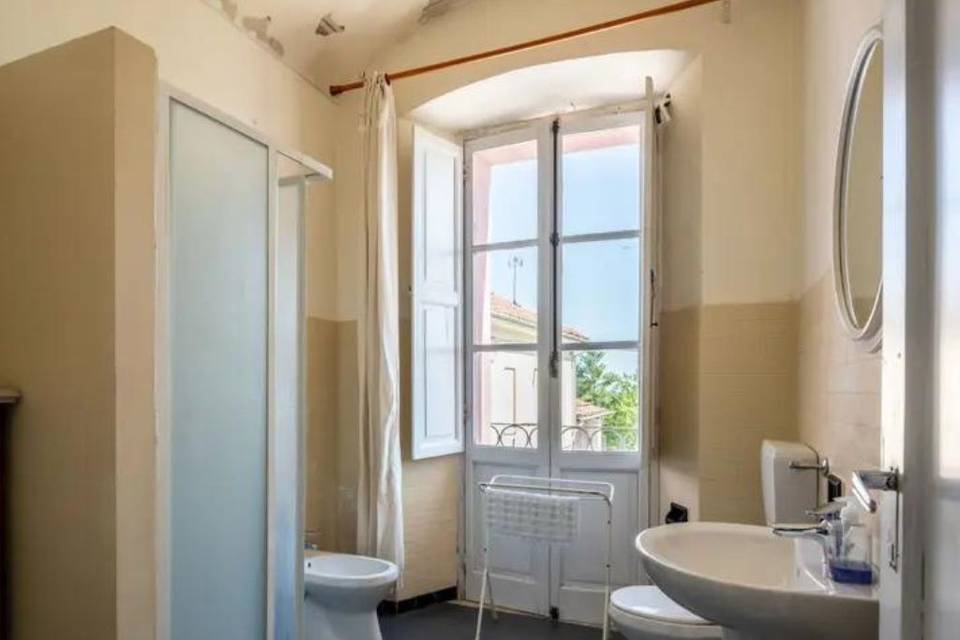 Il bagno del piano terreno.