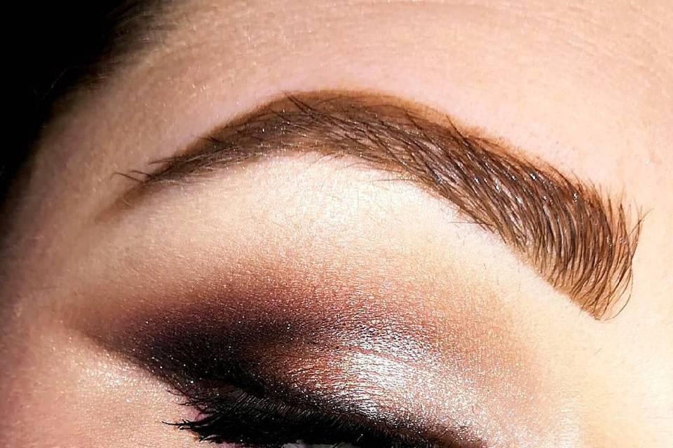 Zoomed eye make-up