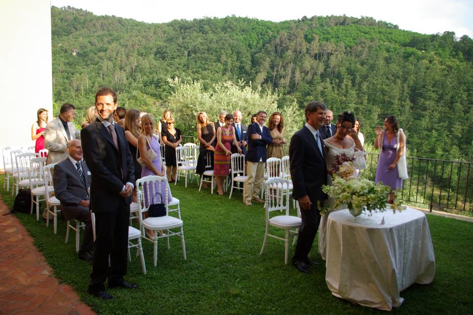 Matrimonio simbolico all'aperto