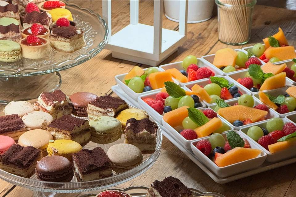 Buffet di frutta e dolcetti