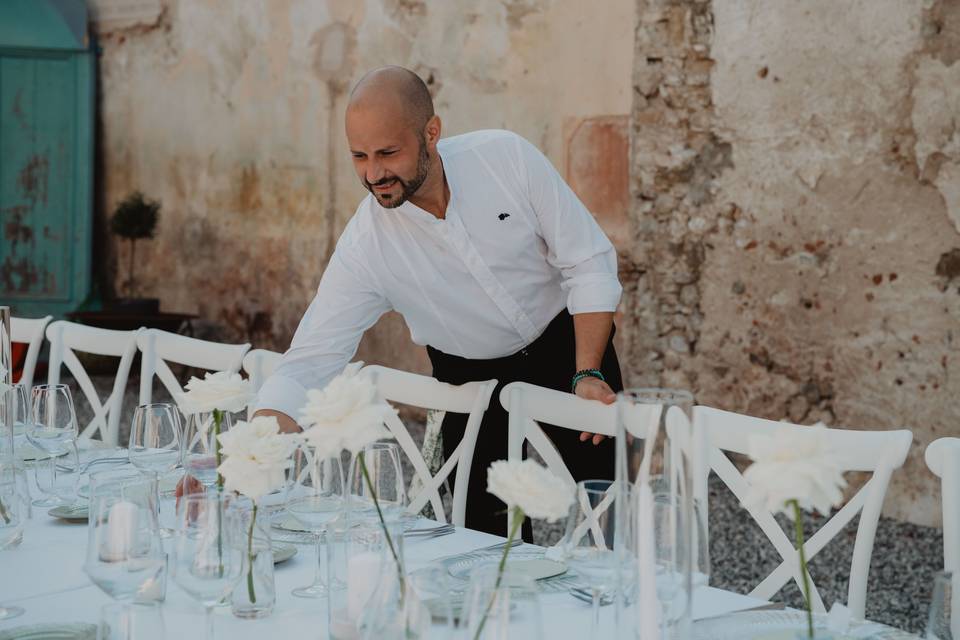 cameriere_preparazione_tavola_bianca