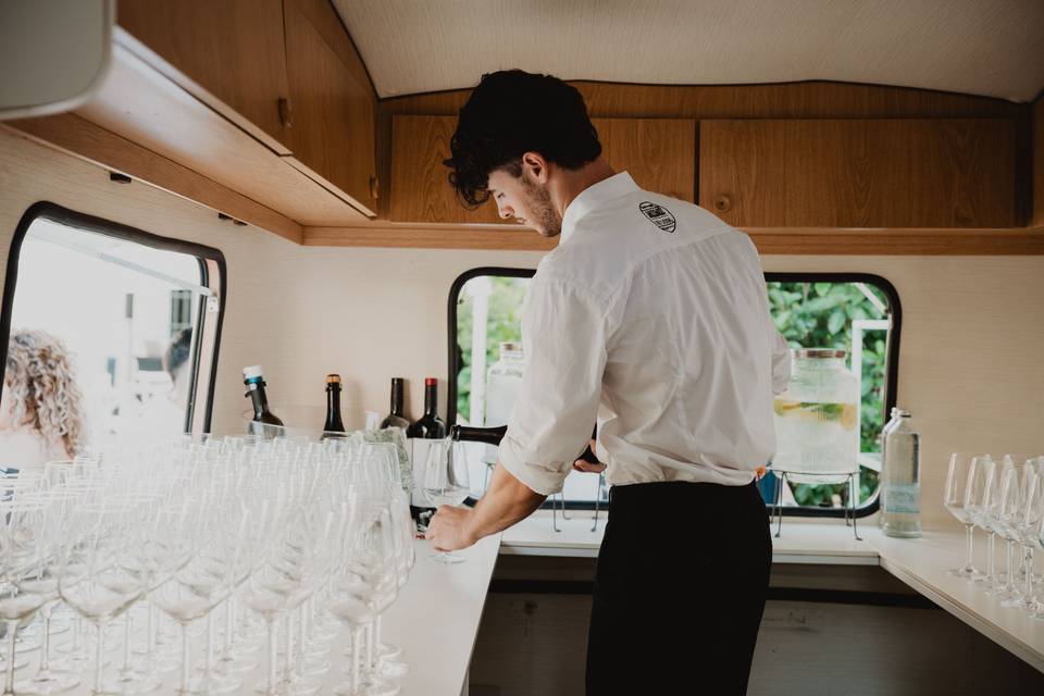cameriere_servizio_vino_elegante