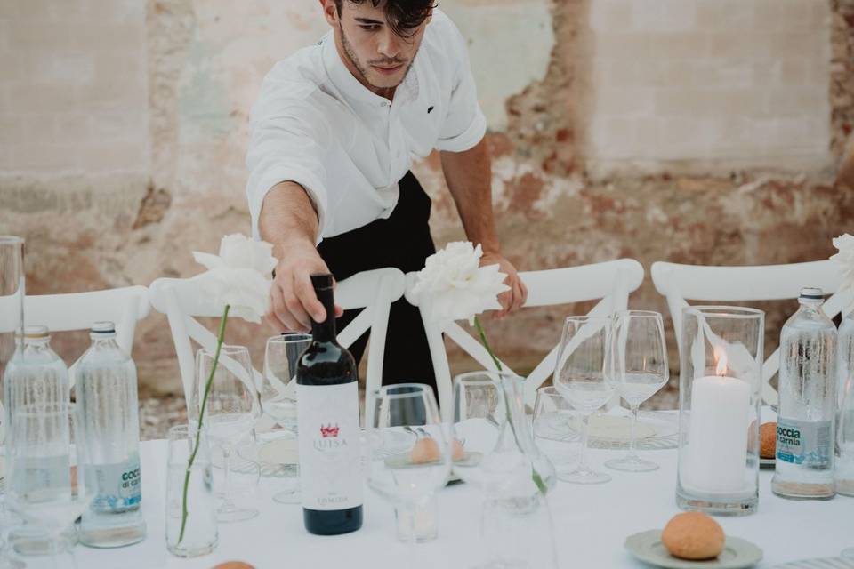 cameriere_servizio_vino_tavola
