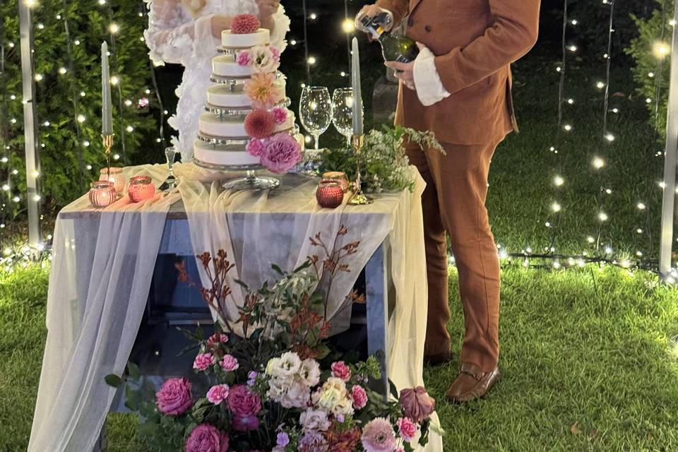 Taglio torta con mimi catering