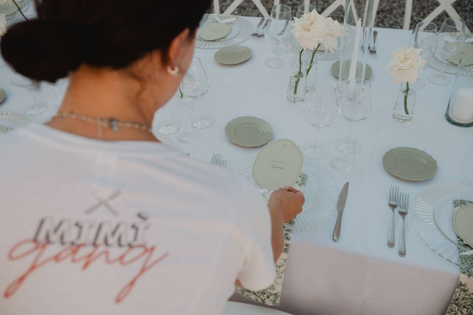 preparazione_tavola_matrimonio_elegante