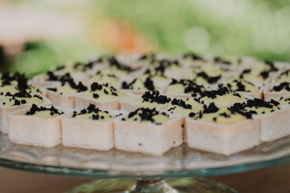 tartine_bianche_con_crema_e_olive