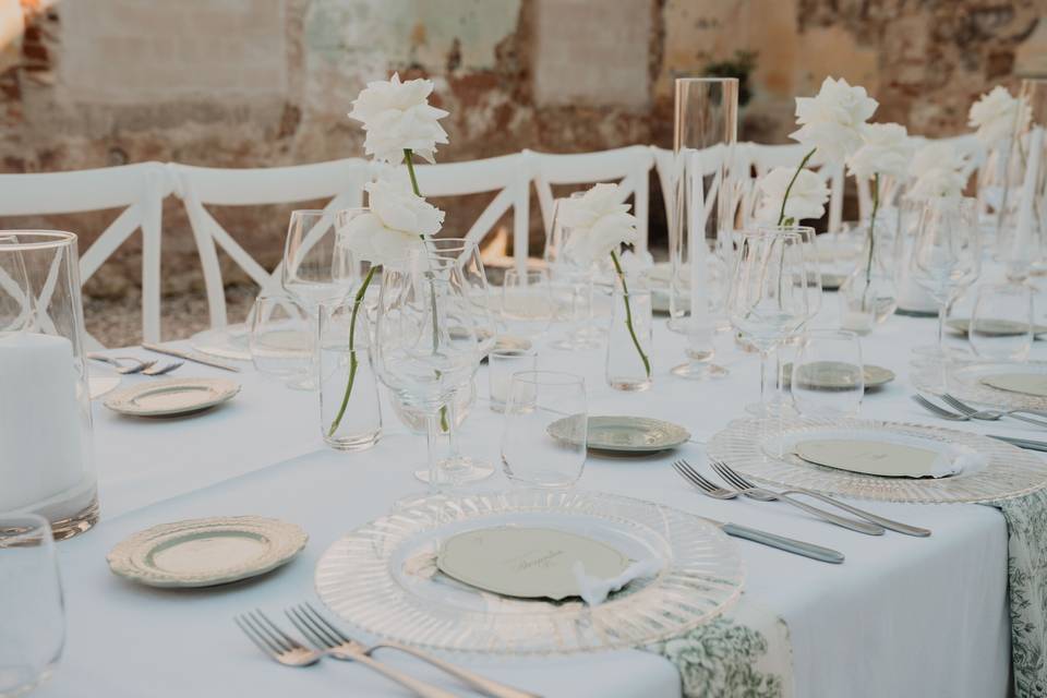 tavola_elegante_fiori_bianchi