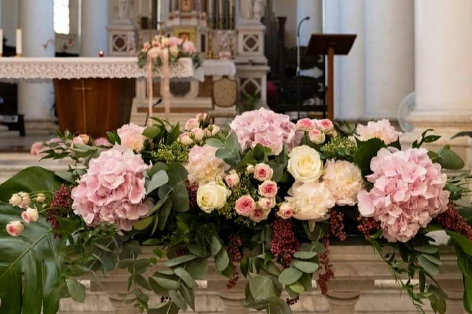 Ortensie rosa, peonie e rose