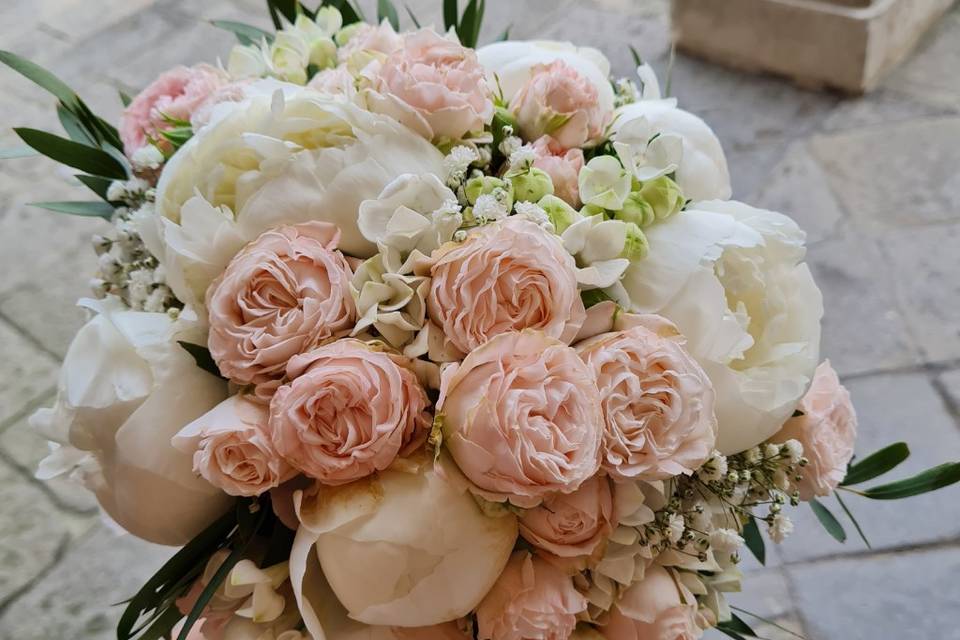 Ortensie rosa, peonie e rose