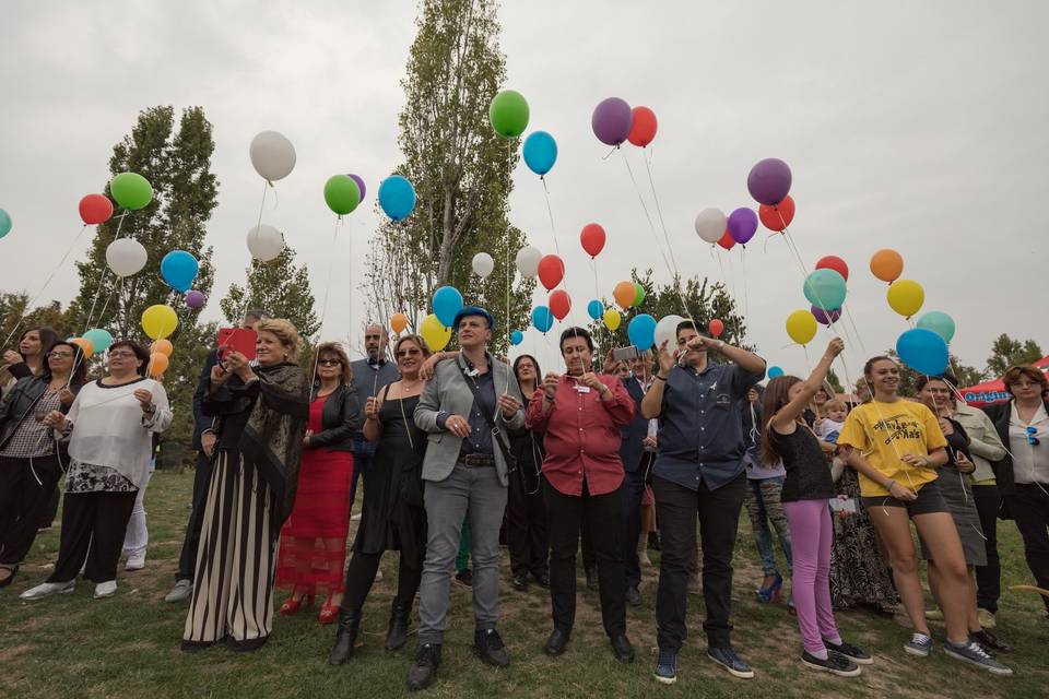 Volo di palloncini arcobaleno