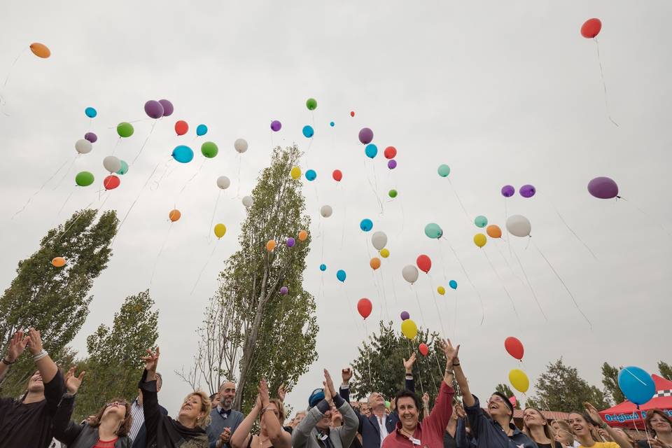 Volo di palloncini arcobaleno