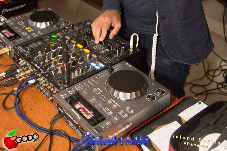 DJ
