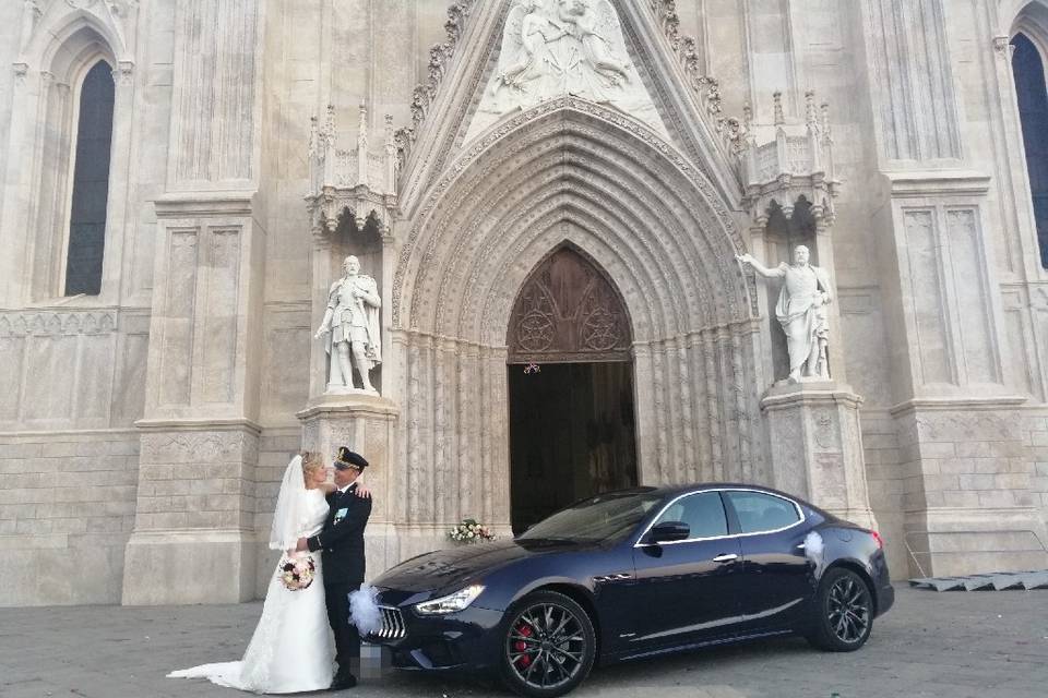 Ape aperitivo fuori la Chiesa