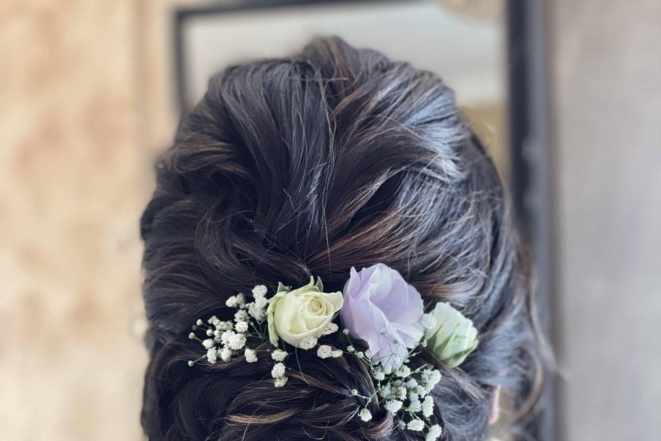 Chignon morbido con i fiori