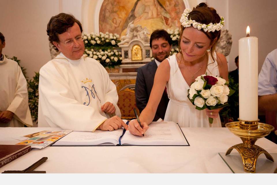 Sposa firma in chiesa foto matrimonio