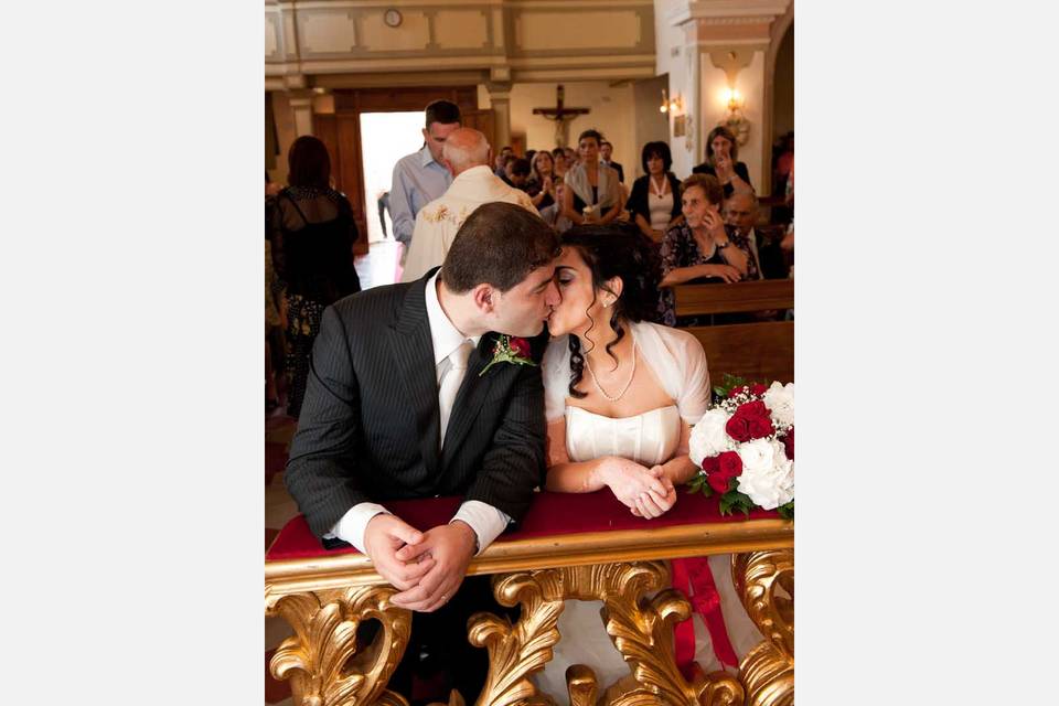Bacio sposi in chiesa foto matrimonio