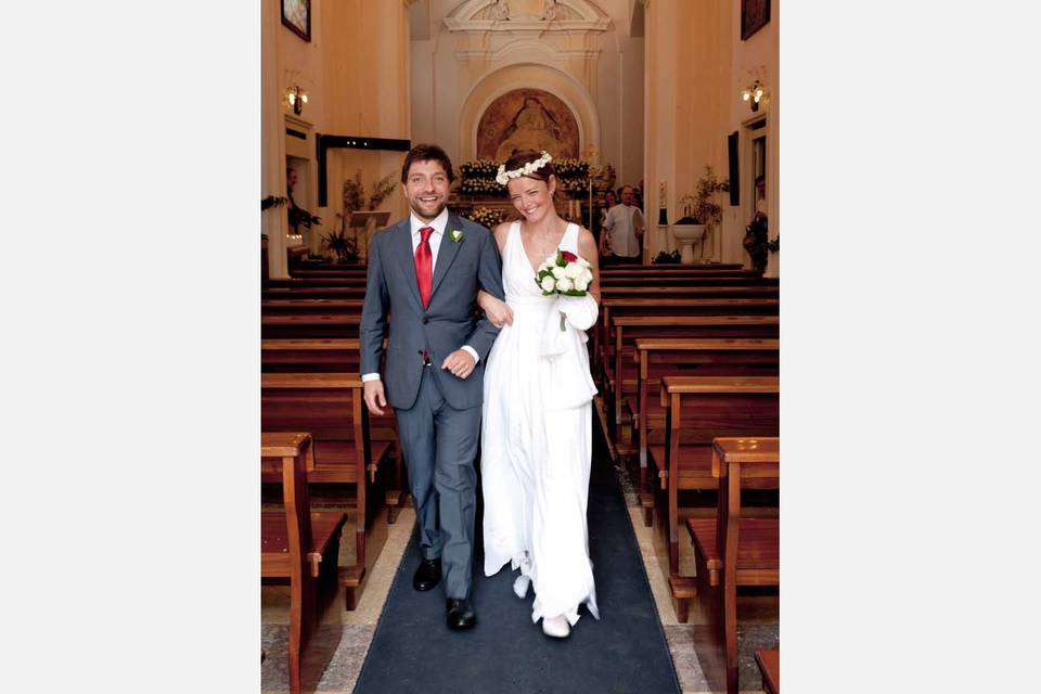 Bacio sposi in chiesa foto matrimonio