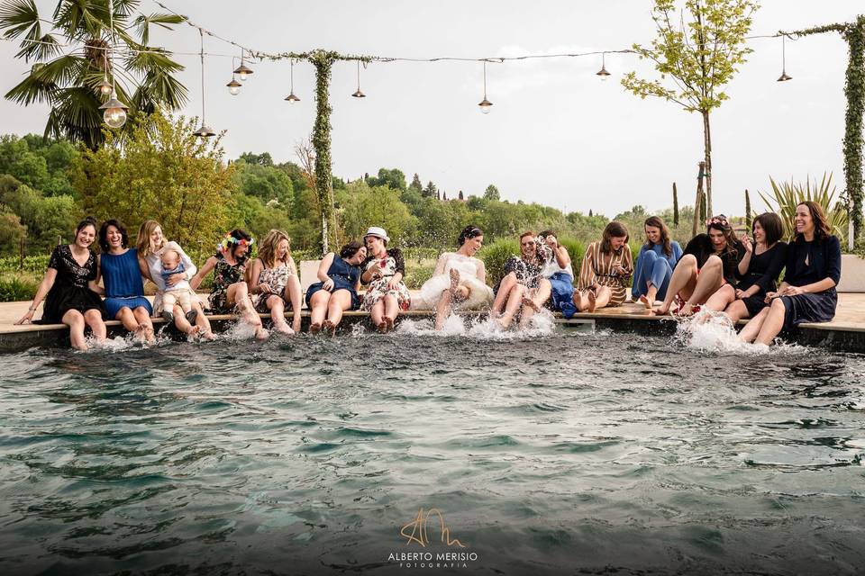 Amiche sposa in piscina