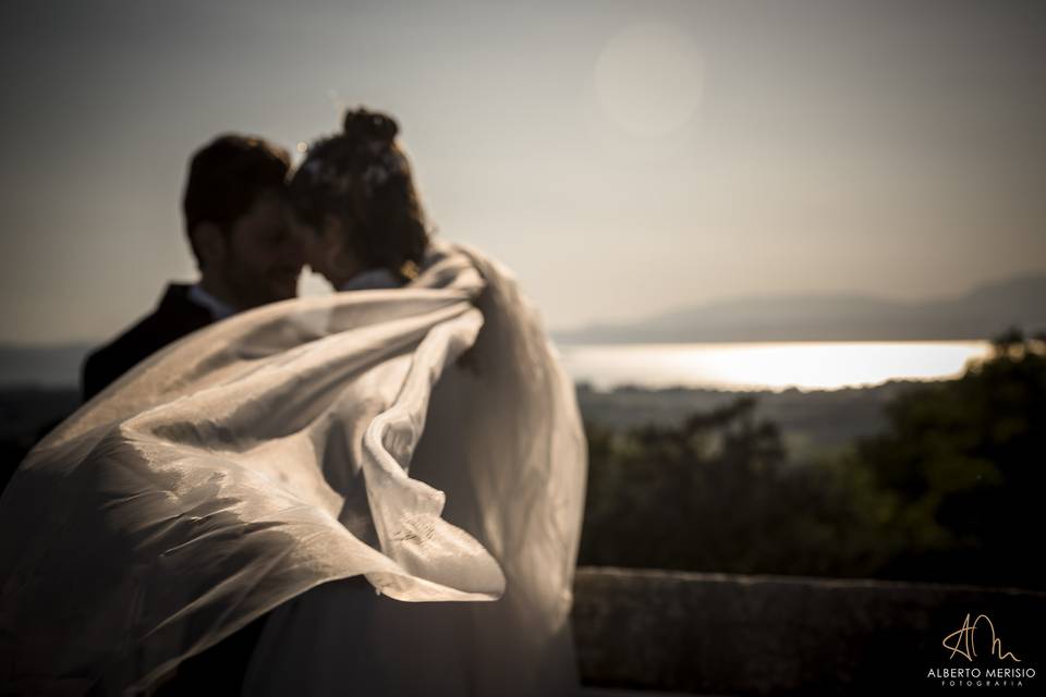 Amiche sposa in piscina