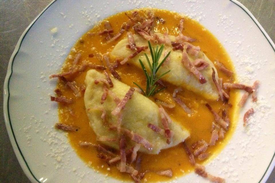 Ravioloni di pecorino in crema