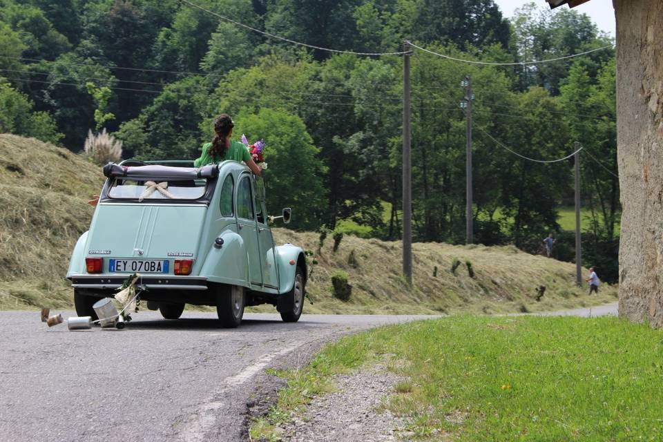 La sposa scende dall'auto