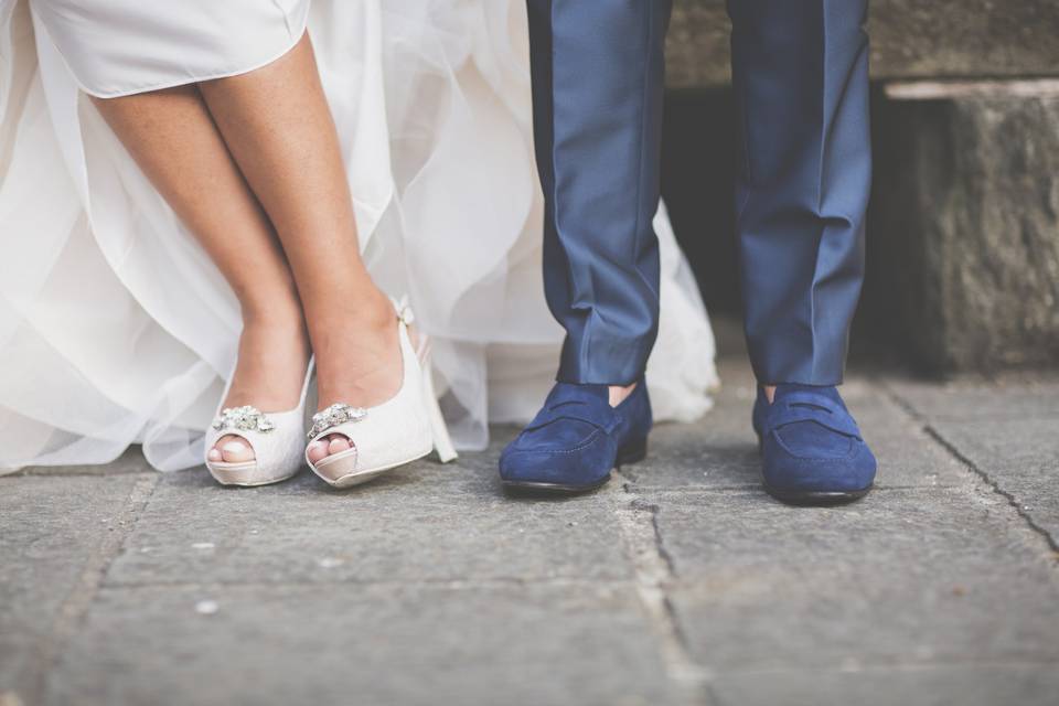 Dettaglio scarpe degli sposi
