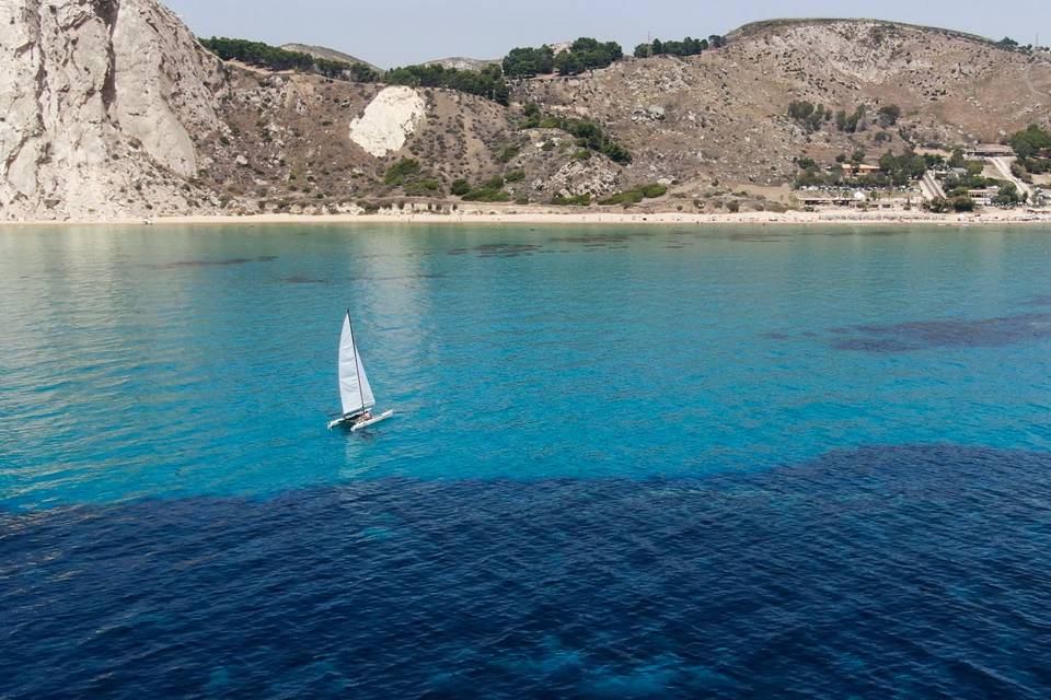 Cala manbrù vista dal mare