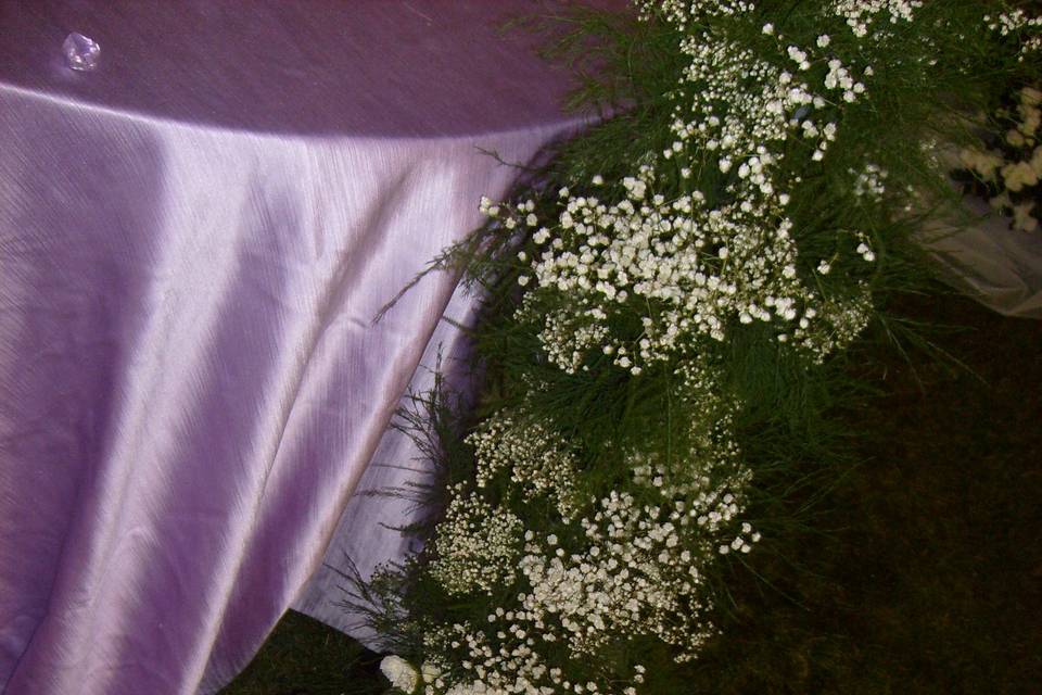 Interno chiesa tessuti rosa e orchidee