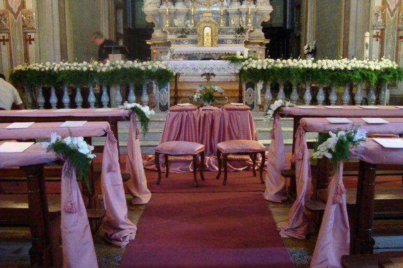 Interno chiesa tessuti rosa e orchidee