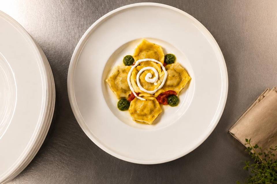 Ravioli, pesto, burrata e pomo