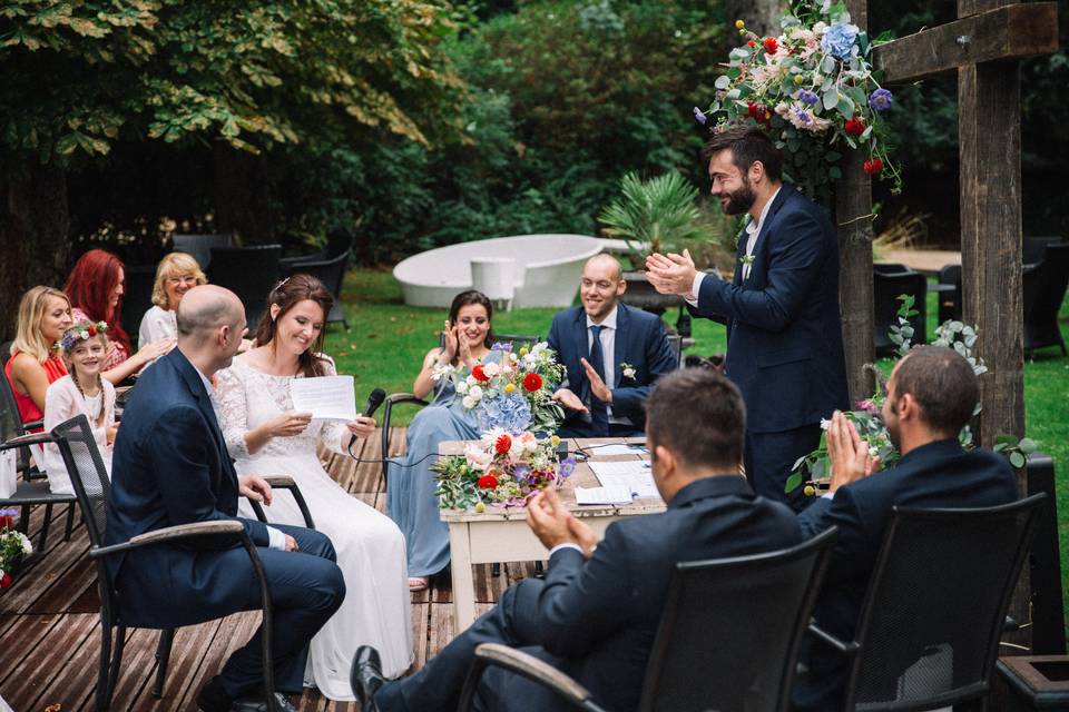 Matrimonio amici sorrisi