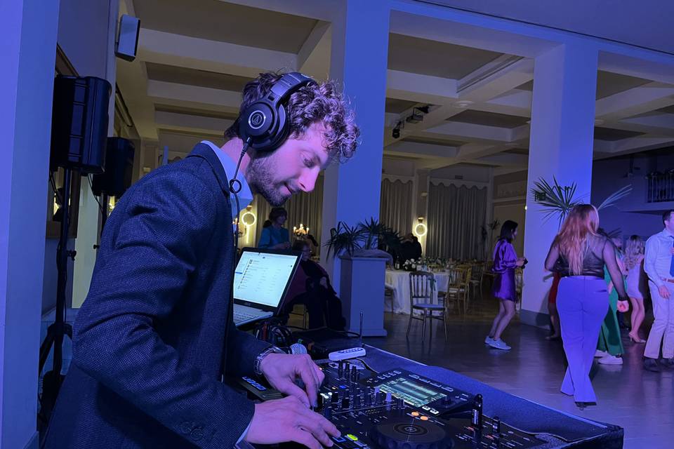 DJ MIKE M. MUSIC SHOW