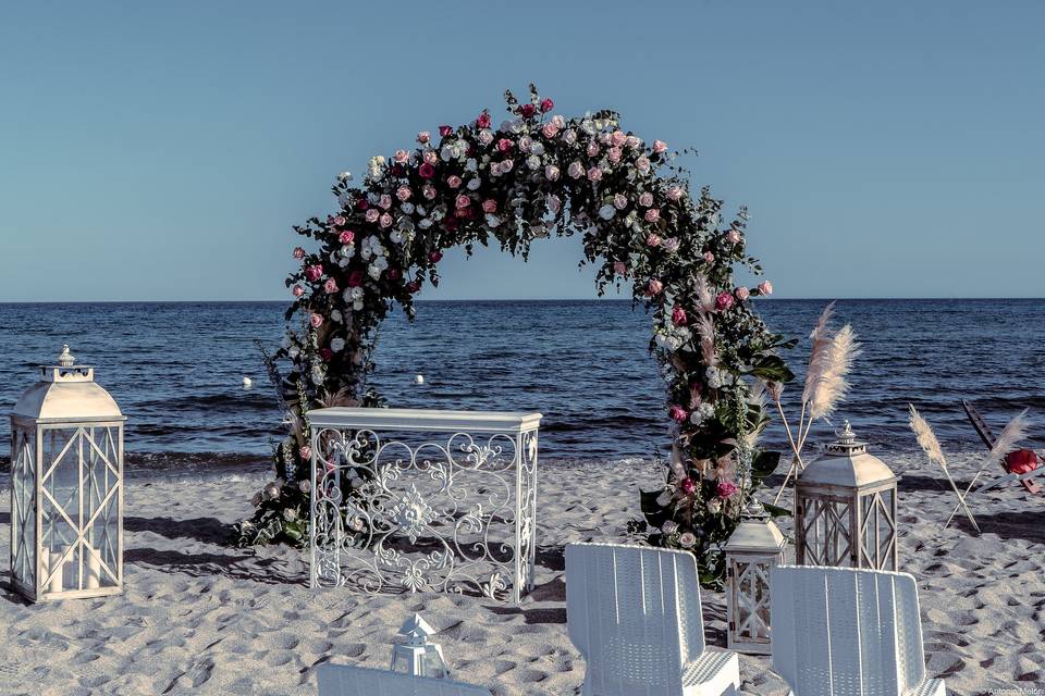 Arco di fiori in spiaggia.