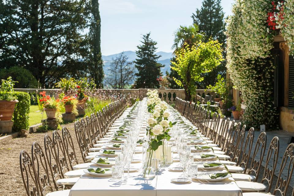 Tavolo lungo giardino