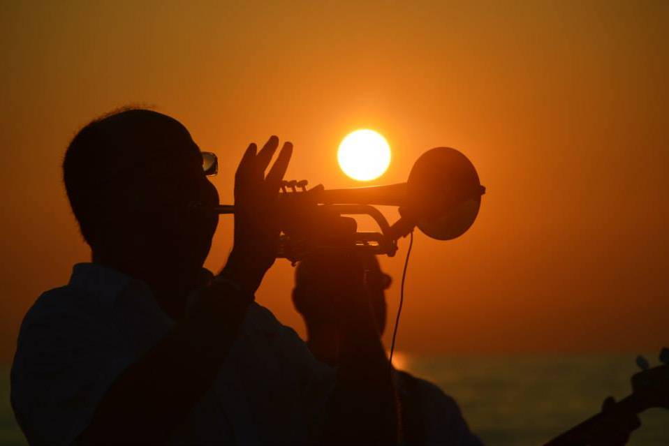 Sulla spiaggia al tramonto