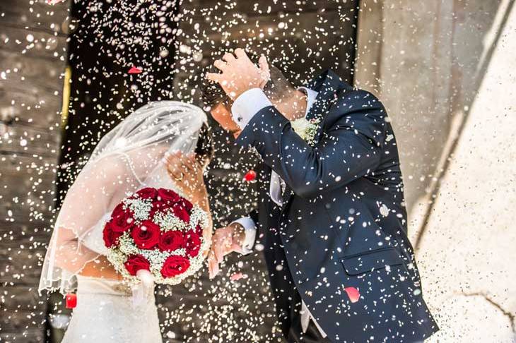 Allestimento confettata matrimonio con edera, coni e confetti vari gusti