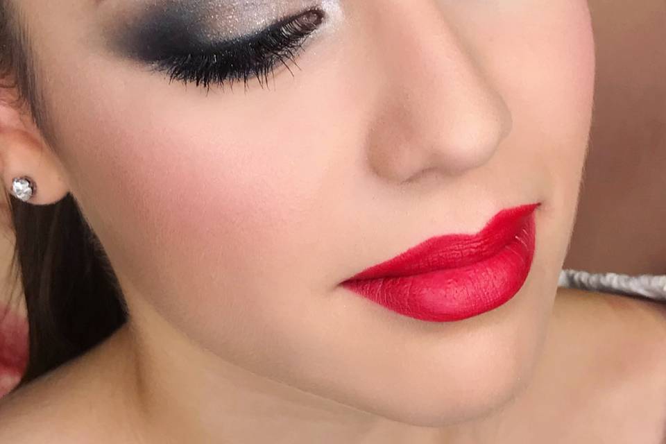 Smokey eye silver