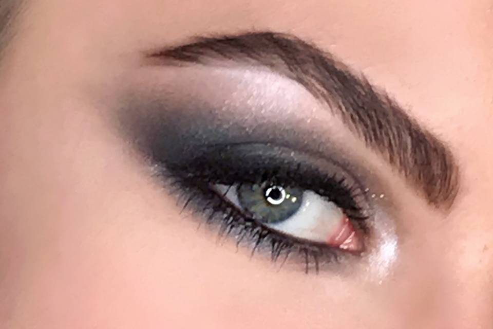 Smokey eye silver