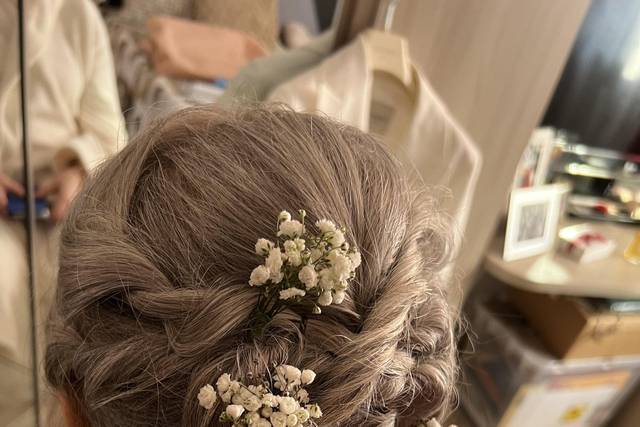 Acconciatura con fiori