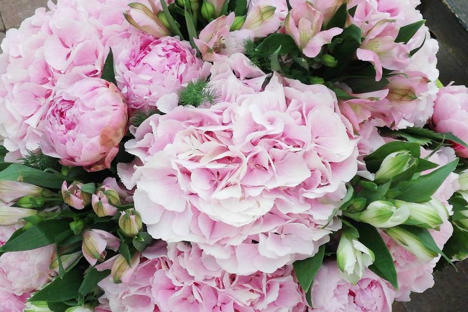 Bouquet di ortensie e peonia