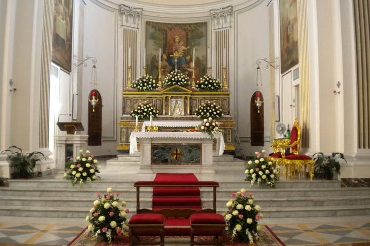 Addobbo altare di una chiesa