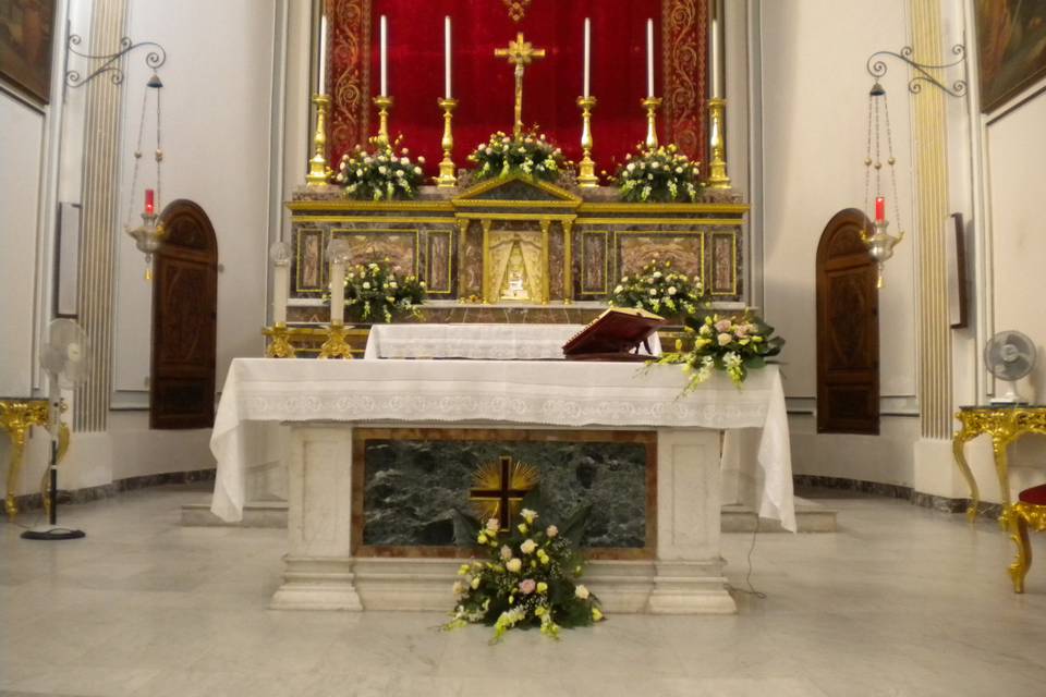 Addobbo altare di una chiesa