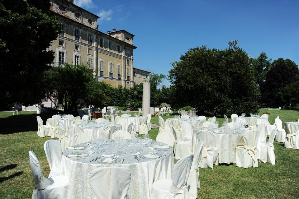 La sala allestita in giardino