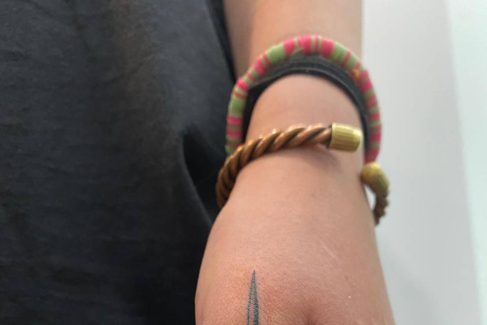 Pugnale pollice tattoo
