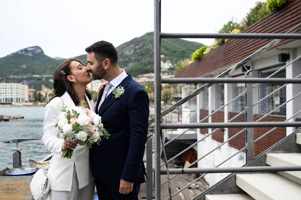 Mai più pose